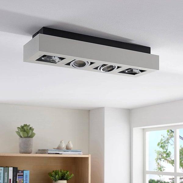 Deckenleuchte mit vier Strahlern im modernen Wohnzimmer