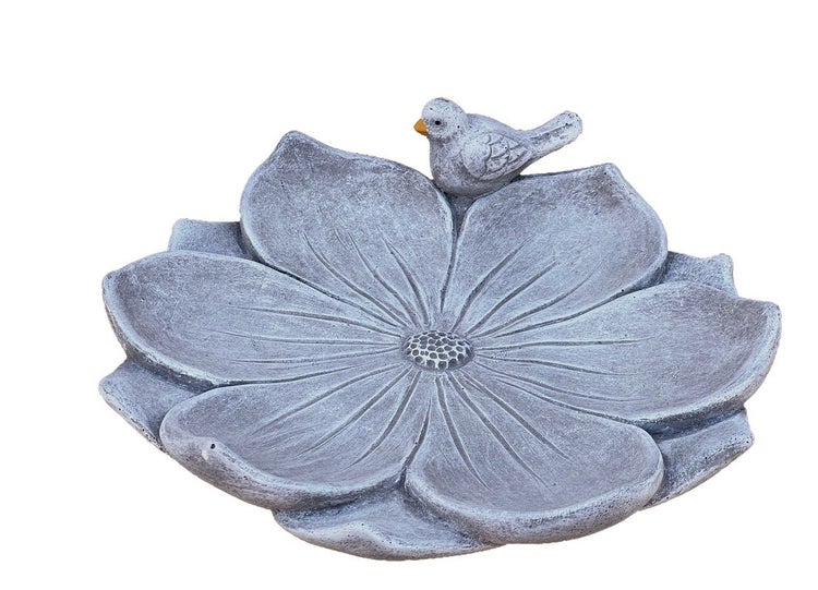 Vogeltränke aus Steinguss in Blumenform mit dekorativer Vogelfigur als Gartendekoration.