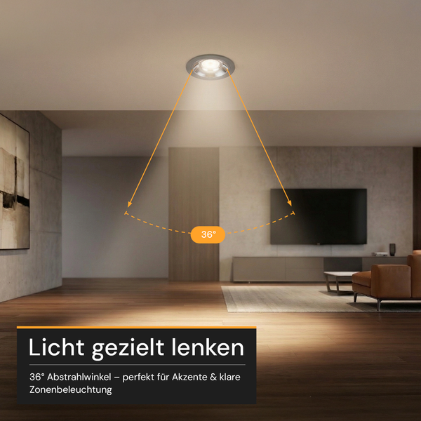 Moderner, hell gestalteter Wohnbereich mit Holzfußboden und einem Deckenstrahler mit 36 Grad Abstrahlwinkel für gezielte Zonenbeleuchtung.