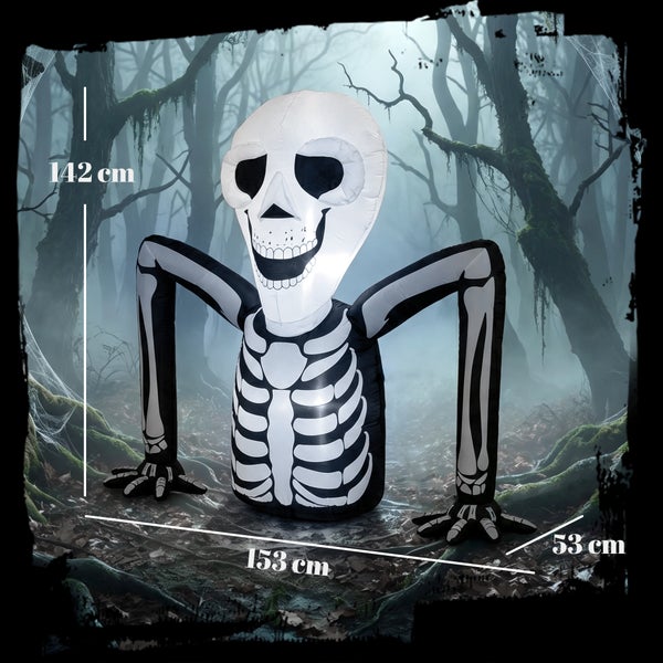 Aufblasbares Skelett zur Halloween Dekoration mit 142 Zentimeter Höhe, 153 Zentimeter Breite und 53 Zentimeter Tiefe für den Innenbereich.