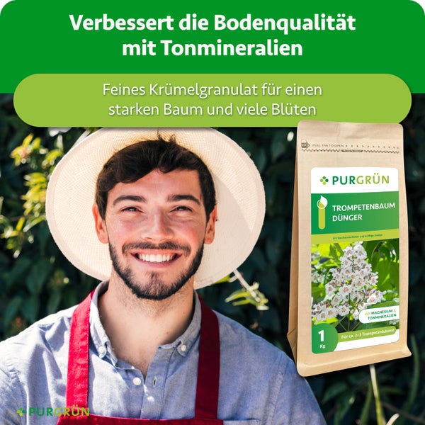 Ein lächelnder Gärtner neben einer Verpackung PURGRÜN Trompetenbaum Dünger mit Tonmineralien und Magnesium im ein Kilogramm Standbodenbeutel.