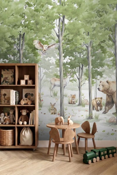 Kinderzimmer mit Motivtapete mit kleinen Oldtimern, einem Bettgestell aus Holz in Hausform, karierter Bettwäsche und einem Nachttisch.