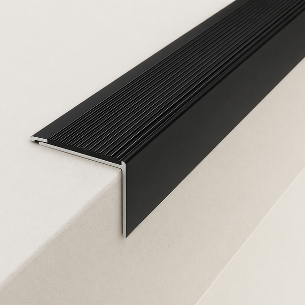 Treppenkantenprofil aus Aluminium in Schwarz mit geriffelter Oberfläche für Trittsicherheit auf Treppenstufen.