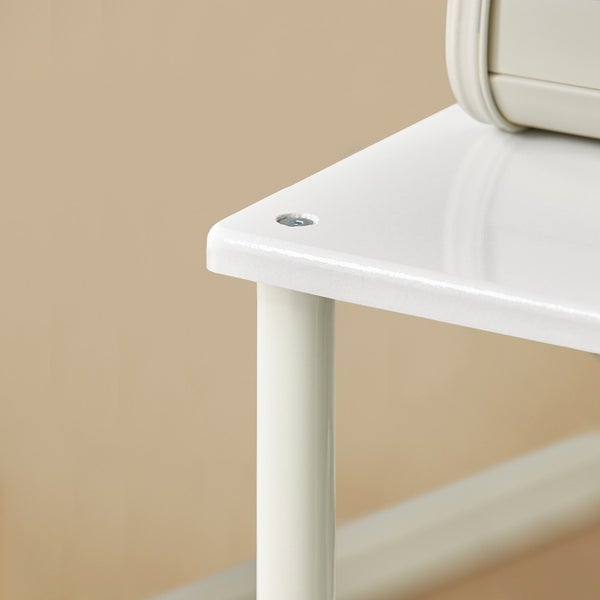 Detailansicht einer weißen Metallablage mit Bein