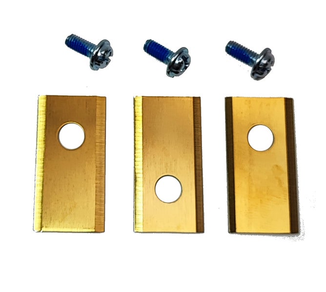 Drei goldfarbene Rasierklingen mit drei Schrauben