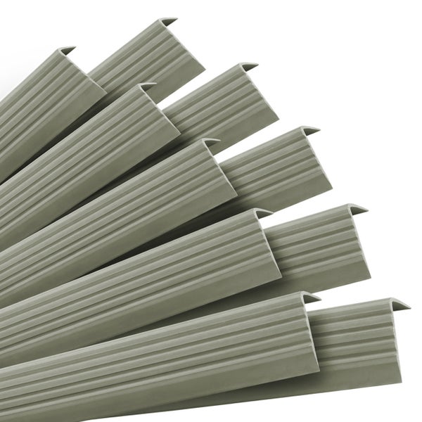 Mehrere Treppenkantenprofile aus Kunststoff mit geriffelter Oberfläche