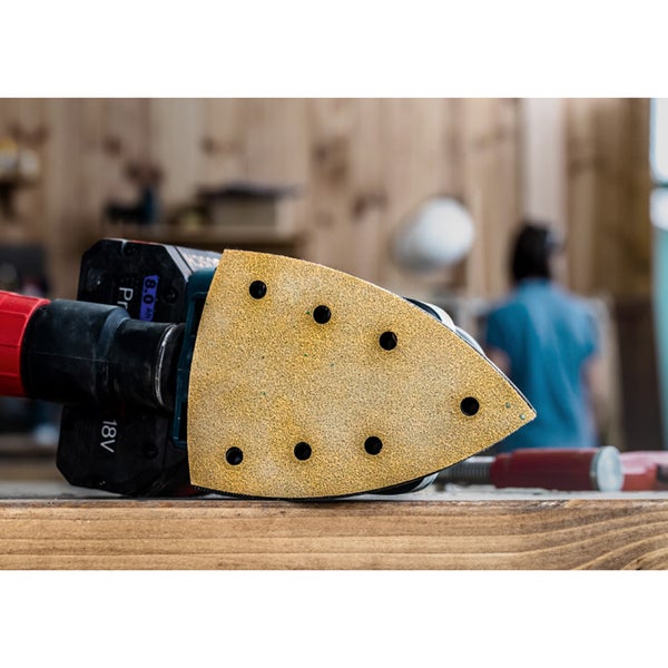 Deltaschleifer mit Schleifpapier auf einer Holzoberfläche