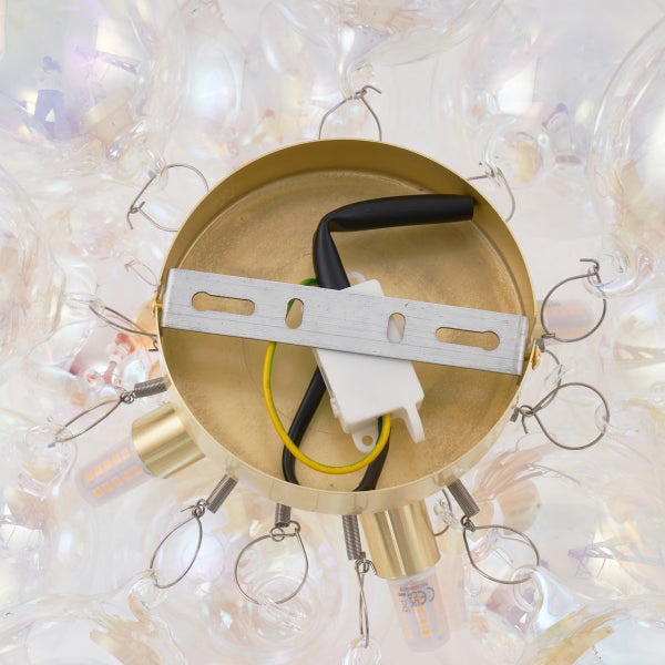 Innenansicht einer Deckenleuchte mit Kabeln und Montagematerial