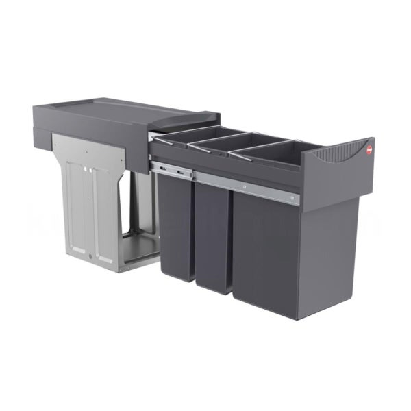 Hailo Abfallsammler mit integriertem Ablagedeckel für Reinigungszubehör wie Schwamm, Kehrset und Müllbeutel. Hailo Logo.