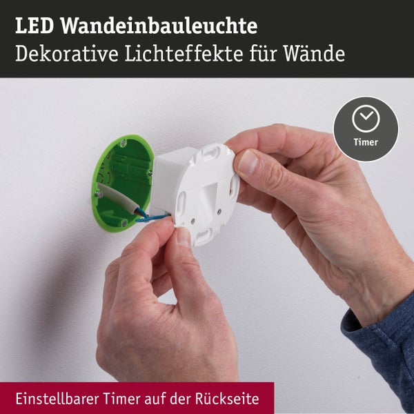 Montage einer LED Wandeinbauleuchte mit einstellbarem Timer auf der Rückseite des Gehäuses.