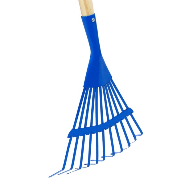 Blauer Fächerbesen aus Metall mit einem Holzstiel für die Gartenpflege.