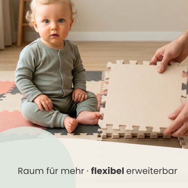 Ein Baby sitzt auf einer Puzzlematte, während eine Hand ein weiteres Puzzlestück hinzufügt. Text: Raum für mehr flexibel erweiterbar.