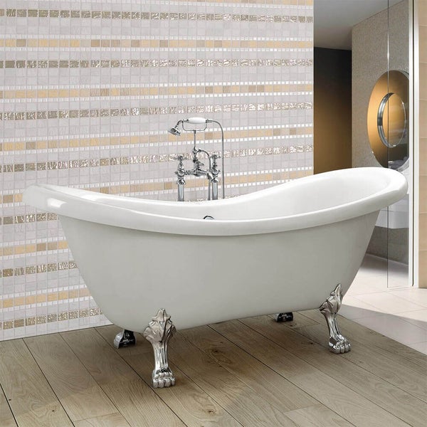 Freistehende Badewanne mit Löwenfüßen und Armatur vor einer Mosaikfliesenwand in einem Badezimmer.