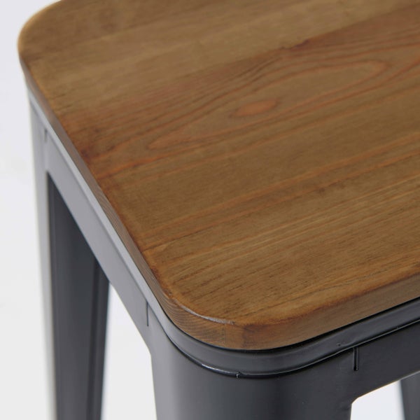 Nahaufnahme einer Barhocker-Sitzfläche mit einer Holzplatte und einem schwarzen Metallgestell.