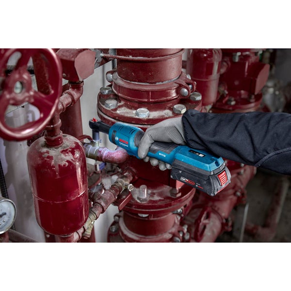 Akkuschrauber im Einsatz an Rohrleitungen