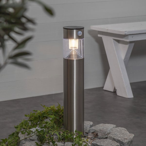 Dekorative Leuchte aus Rattan mit drei Füßen