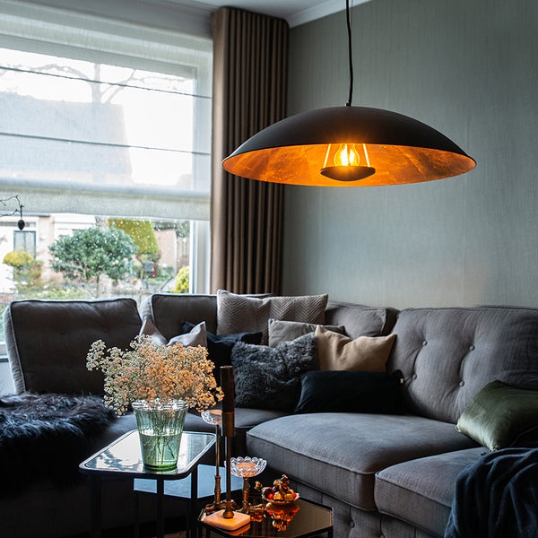 Wohnzimmer mit grauer Couch, Couchtisch und Hängelampe