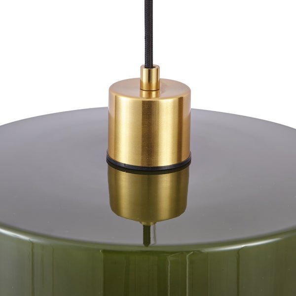 Detail einer Hängelampe mit Lampenschirm und goldfarbener Aufhängung