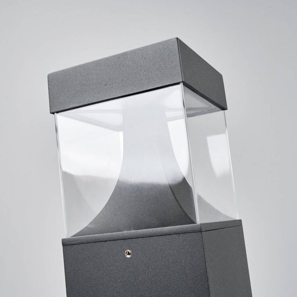 Moderne quadratische Außenleuchte aus dunkelgrauem Metall mit transparentem Lampenschirm.