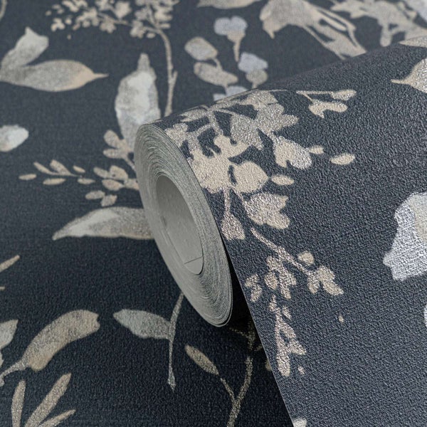 Eine Tapetenrolle mit Blumenmotiv und strukturierter Oberfläche.