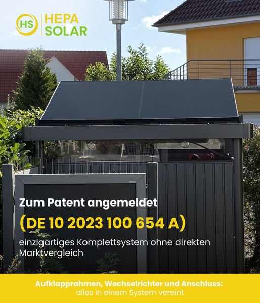 Solaranlage als Komplettsystem mit Aufklapprahmen auf einem Gartenhaus in einem Garten.
