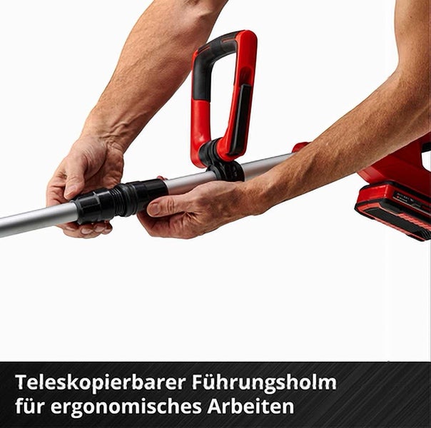Hände beim Einstellen des teleskopierbaren Führungsholms an einem Akku Gartengerät für ergonomisches Arbeiten.