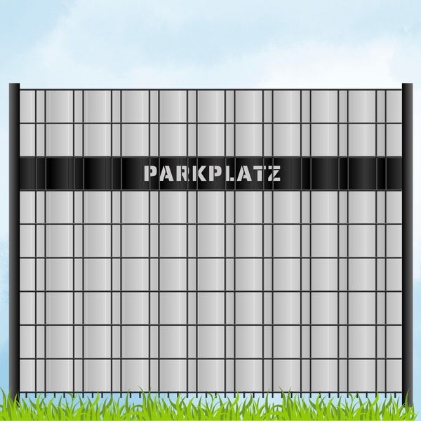 Metallzaun mit der Aufschrift Parkplatz