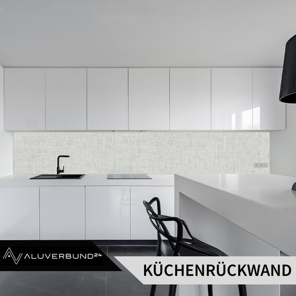 Moderne Kuechenrueckwand mit Textiloptik in einer hellen Kueche mit weissen Fronten und Aluverbund24 Logo