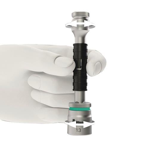 Ein Handwerkzeug wird von einer Hand gehalten.