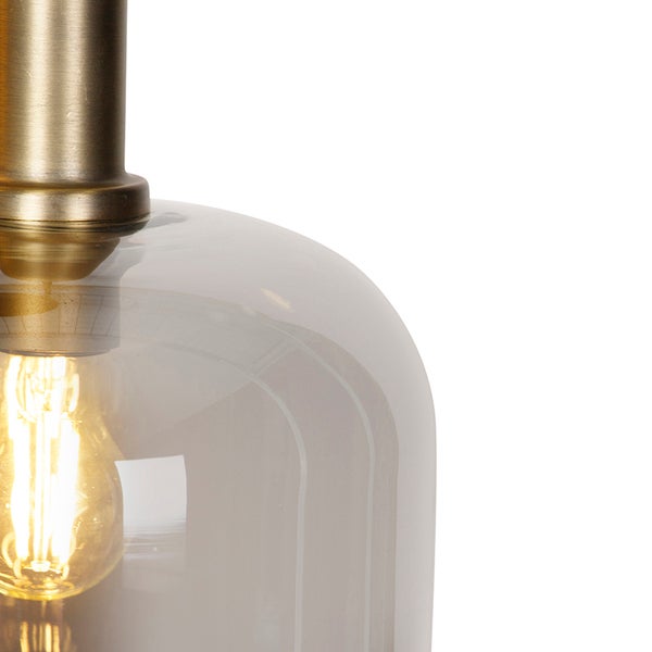 Detailaufnahme einer Pendelleuchte mit transparentem Glasschirm und Leuchtmittel