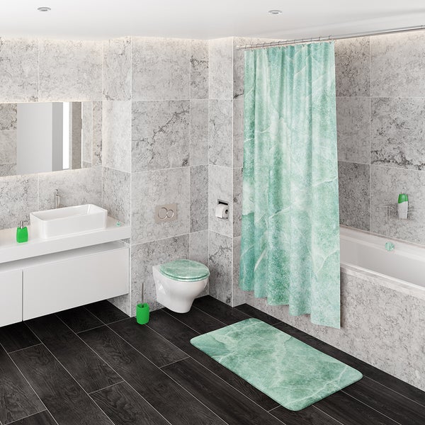 Modernes Badezimmer mit Dusche, Duschvorhang mit Marmormuster, passendem Toilettensitz und Badezimmermatte in einem organisierten Raum.