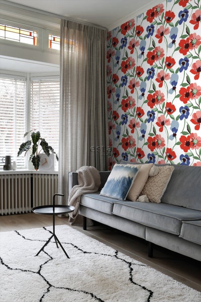 Wohnzimmer mit Blumenmustertapete, Sofa und Teppich