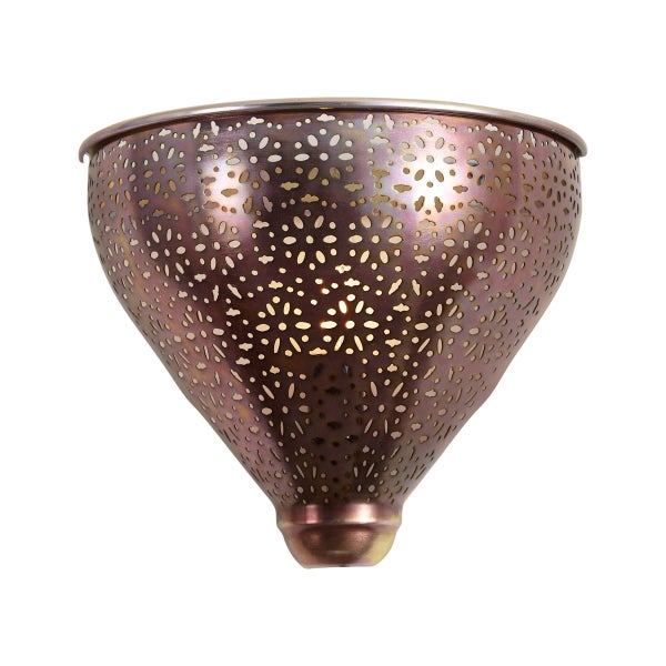 Wandleuchte aus Metall in trichterförmigem Design mit kunstvollen Stanzungen für dekorative Lichteffekte.