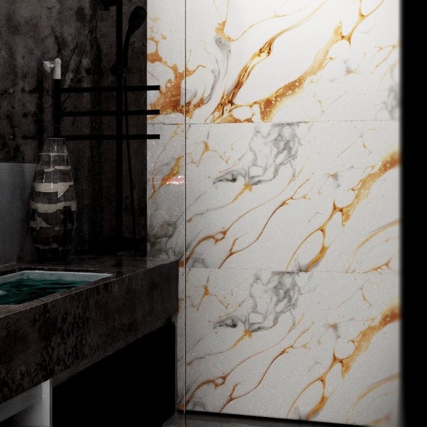 Badezimmer mit Marmorwandfliesen, Waschtisch und Accessoires