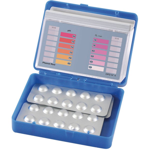 Pool-Wassertester im blauen Kunststoffetui mit Testtabletten und Farbskala zur Bestimmung von pH-Wert und Sauerstoffgehalt.