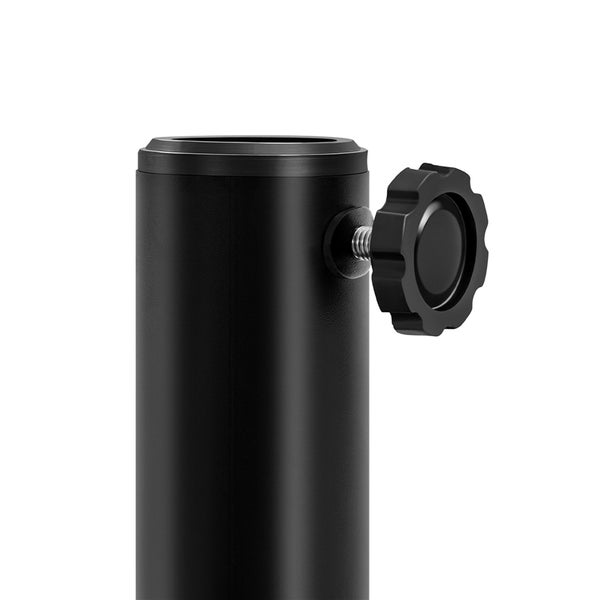 Nahaufnahme eines schwarzen Metallrohrs für einen Sonnenschirmständer mit einer schwarzen Feststellschraube mit Sterngriff.