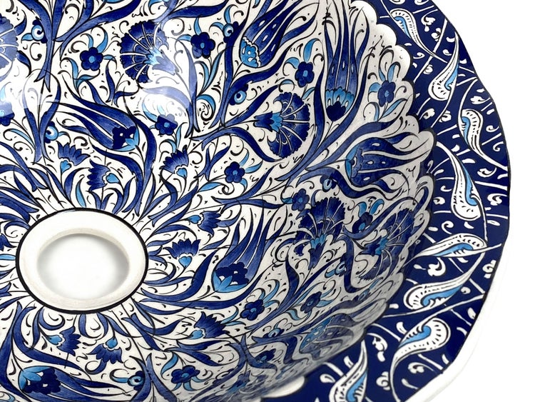 Keramikwaschbecken mit blauem Blumenmuster