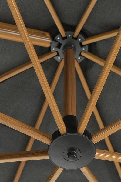 Unteransicht eines Sonnenschirms mit Streben in Holzoptik, Mittelmast und schwarzem Schieber.