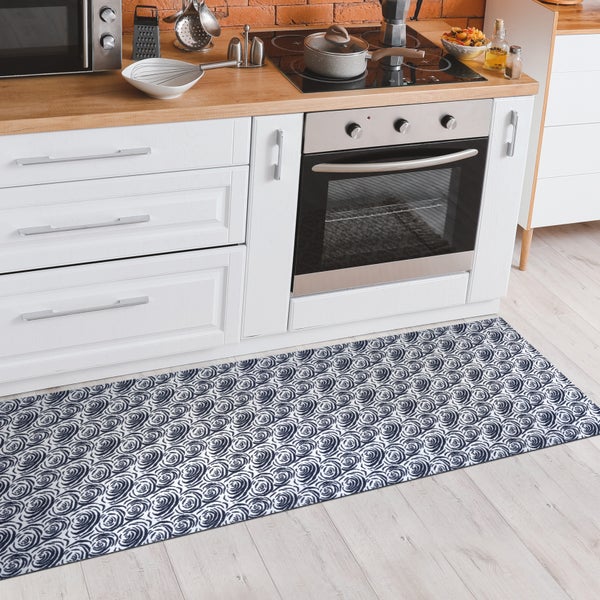 Küchenläufer mit Rosenmuster vor einer Küchenzeile