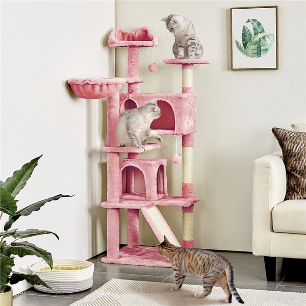 Rosa Katzenkratzbaum mit mehreren Ebenen und drei Katzen