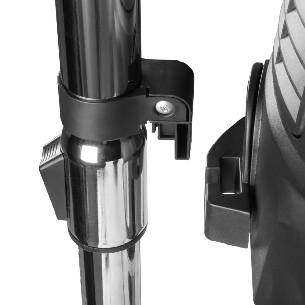 Detailaufnahme eines Verbindungsstücks mit Schraube an einer Stange