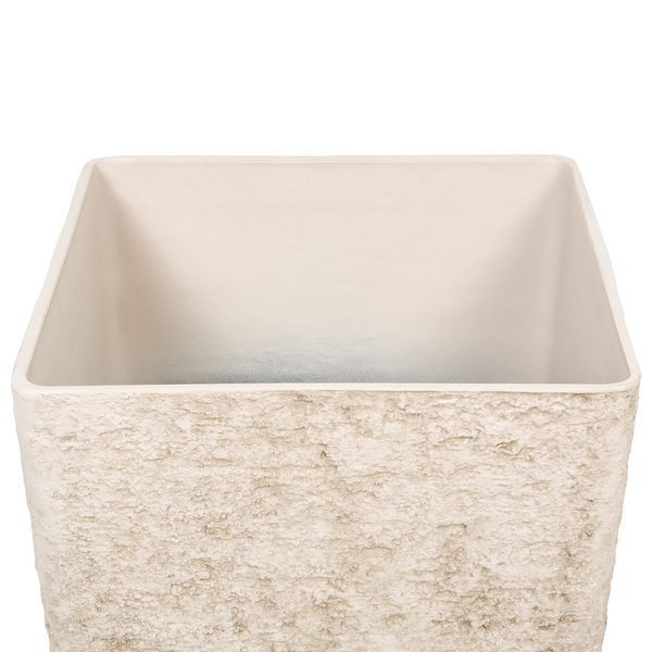 Quadratischer Pflanzkübel aus Kunststoff mit strukturierter Steinoptik in Hellbeige.