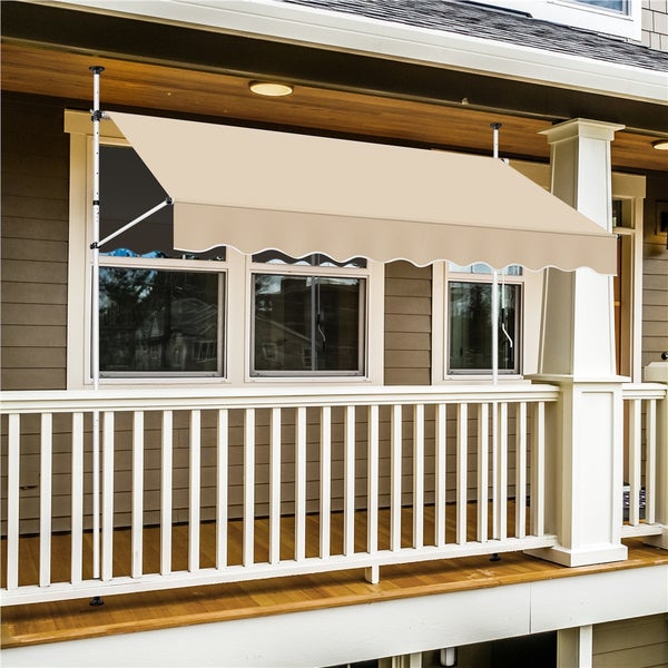 Beige Gelenkarmmarkise an einem Hausfenster mit Geländer