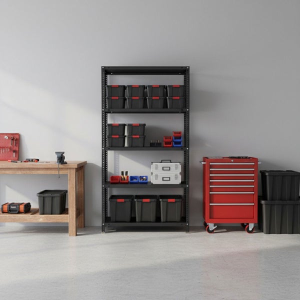 Organisierte Werkstatt mit schwarzem Metallregal, hölzerner Werkbank mit Schraubstock und rotem Werkzeugwagen. Inklusive diverser Lagerboxen.