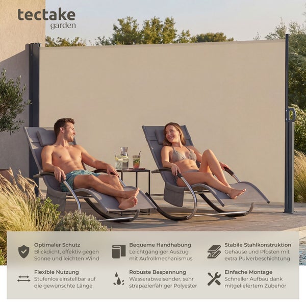 Ausziehbare Seitenmarkise von tectake als Sichtschutz und Windschutz auf einer Terrasse mit zwei Personen auf Sonnenliegen.