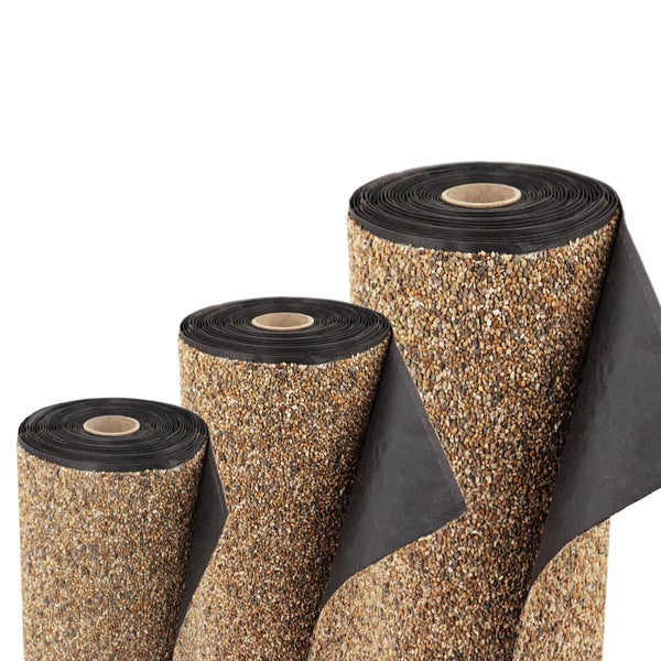 Ein Mann verlegt Teichfolie und Kies in einem Gartenteich.