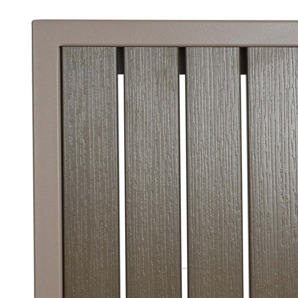 Detailansicht einer Terrassenfläche mit Rahmen und Dielen