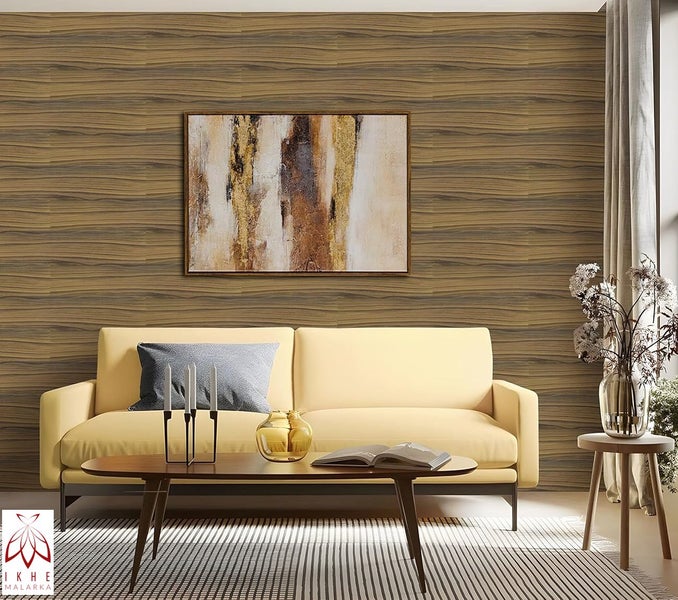 Modernes Wohnzimmer mit Wandpaneelen in Holzoptik, Sofa, Couchtisch und abstraktem Wandbild.