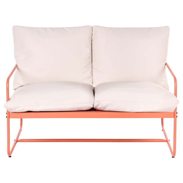 Zweisitzer-Gartensofa mit korallenfarbenem Metallgestell und hellen Sitz- und Rückenkissen.