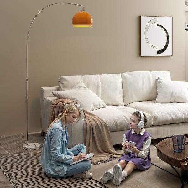 Bogenlampe mit rundem Lampenschirm und schlankem Metallmast